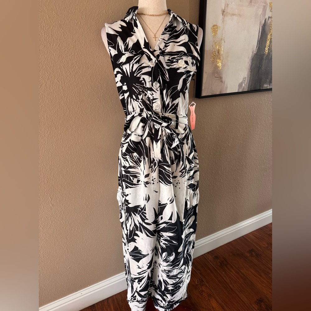 Floral Print Sleeveless Maxi Dress in Black and White - Picture 5 of 10